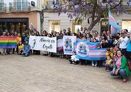 Participantes en la concentración de la Puerta Purchena contra la Lgtbifobia.
