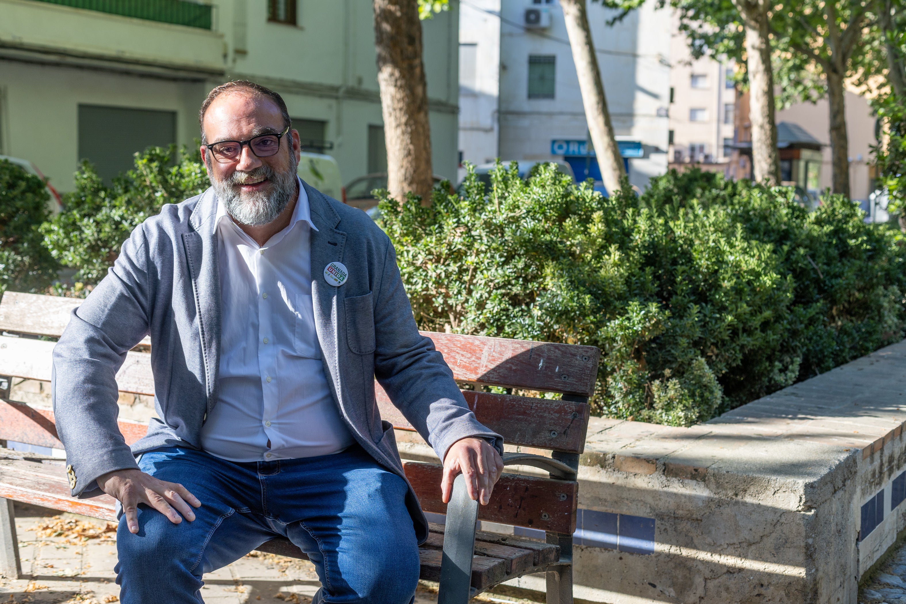 El candidato Paco Puentedura posa para IDEAL en un banco de la Circunvalación La Encina, en la Chana.