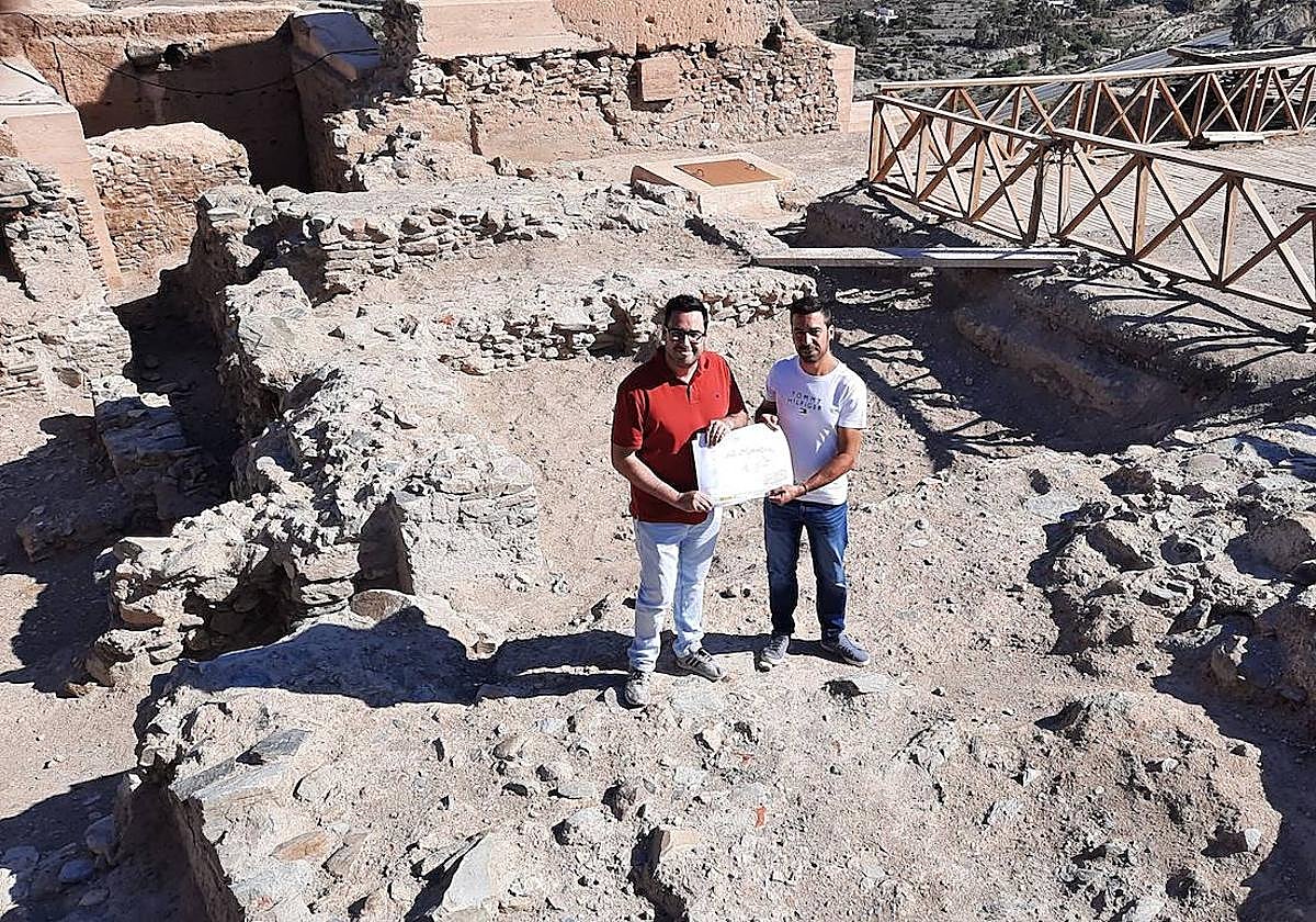 El alcalde Jose Díaz y el concejal de Turismo y Patrimonio de Tabernas Alfonso Heredia, en el castillo.