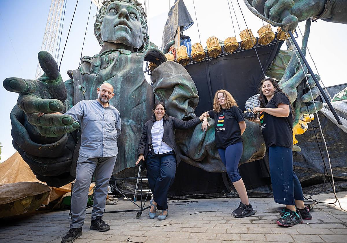 Enrique Lanz, Yanisbel Martínez, Cristina Colmenero y Alicia Cegrí, de la compañía Etcétera, bajo los títeres de Maese Pedro, en el Parque de las Ciencias.
