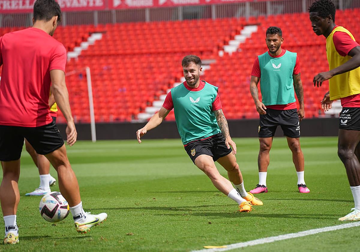 Adri Embarba intenta cortar un pase de César de la Hoz en un rondo.
