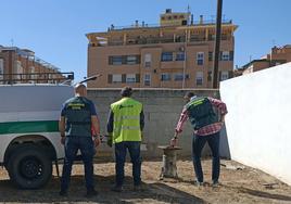 Agentes de la Guardia Civil con un técnico de Adif revisando los daños en la estación.