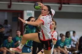 Marta Ontiveros, lanzando a portería en la fase de ascenso
