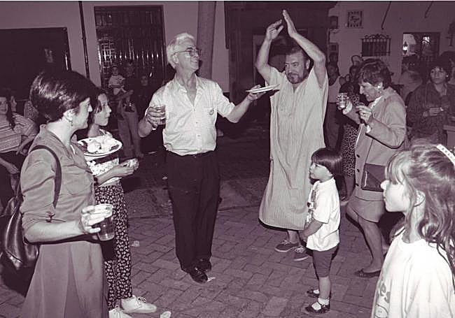 Manuel Matés, de baile andalusí con cerveza y plato.