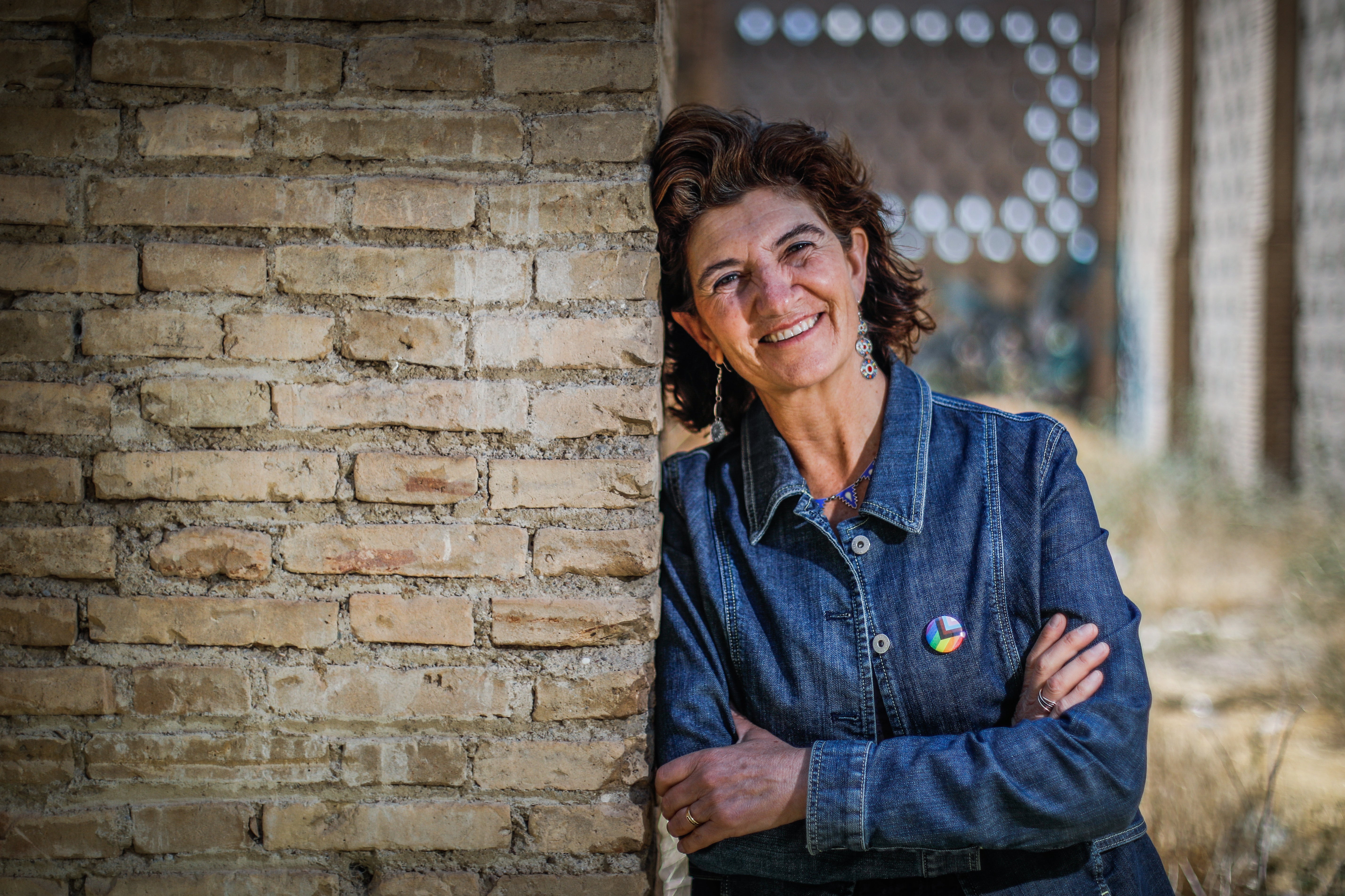 La candidata, entre los recovecos de la casería.