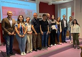 Integrantes del jurado junto a responsables de los proyectos seleccionados.