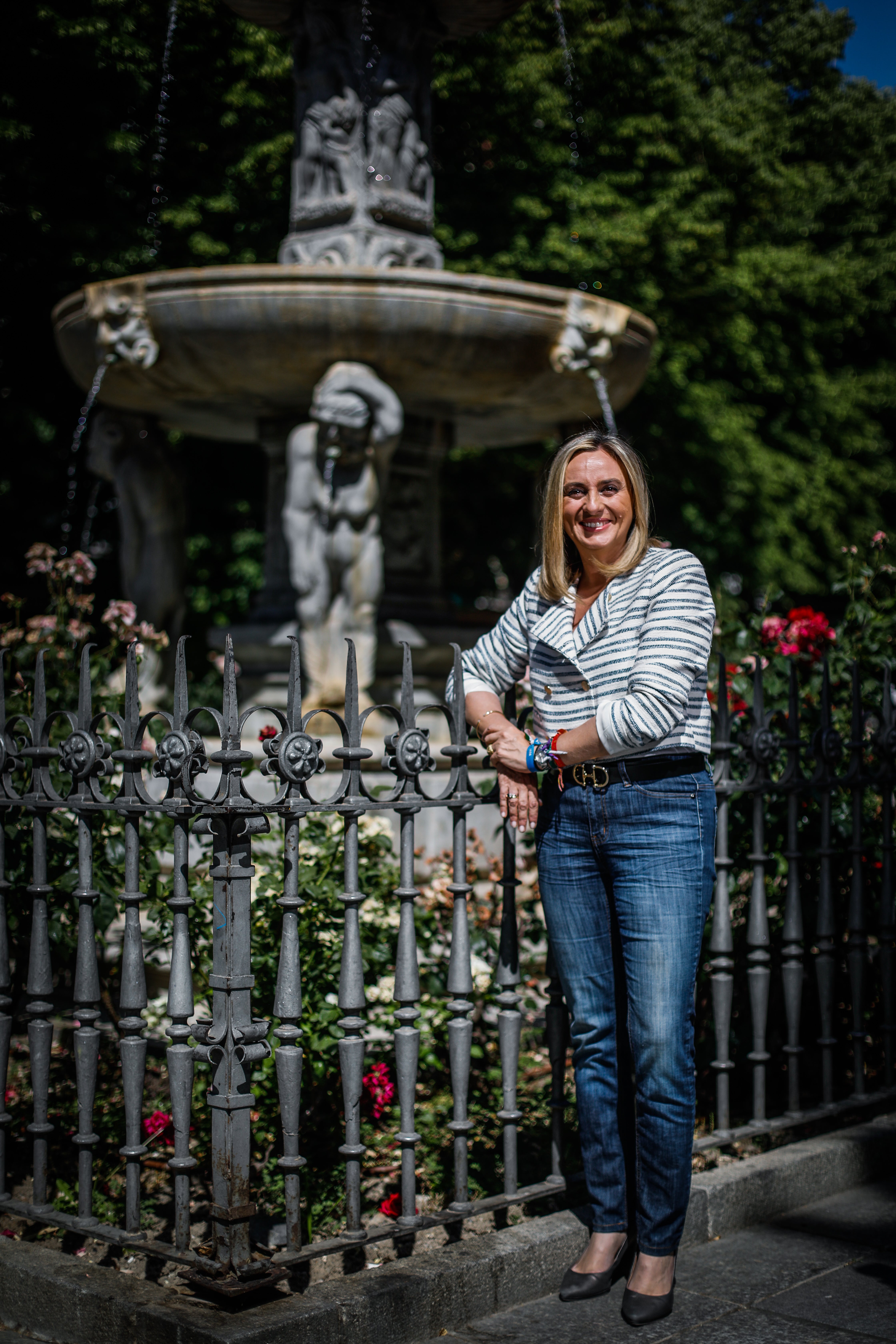 La candidata, junto a la fuente de Plaza Bibrambla.