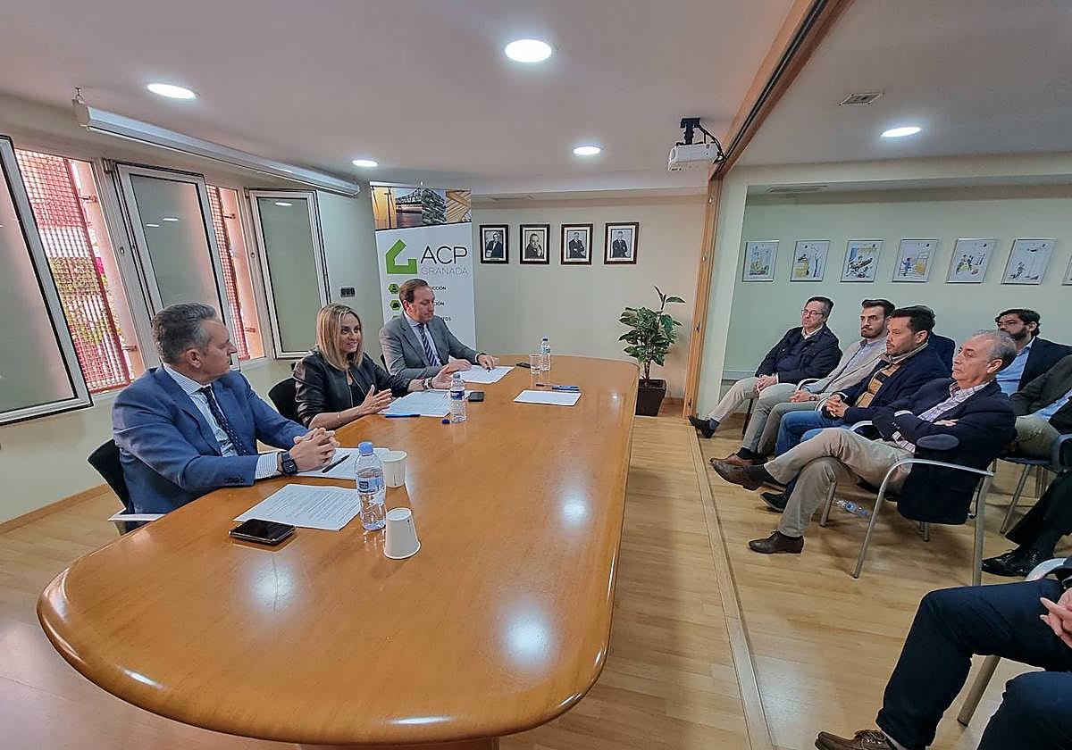 La candidata del PP con los miembros de la Asociación de Constructores y Promotores de Granada