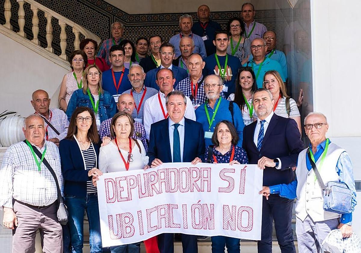 Juan Espadas y Juan Antonio Lorenzo con María Pérez y vecinos de Vélez-Rubio, ayer, en el Parlamento