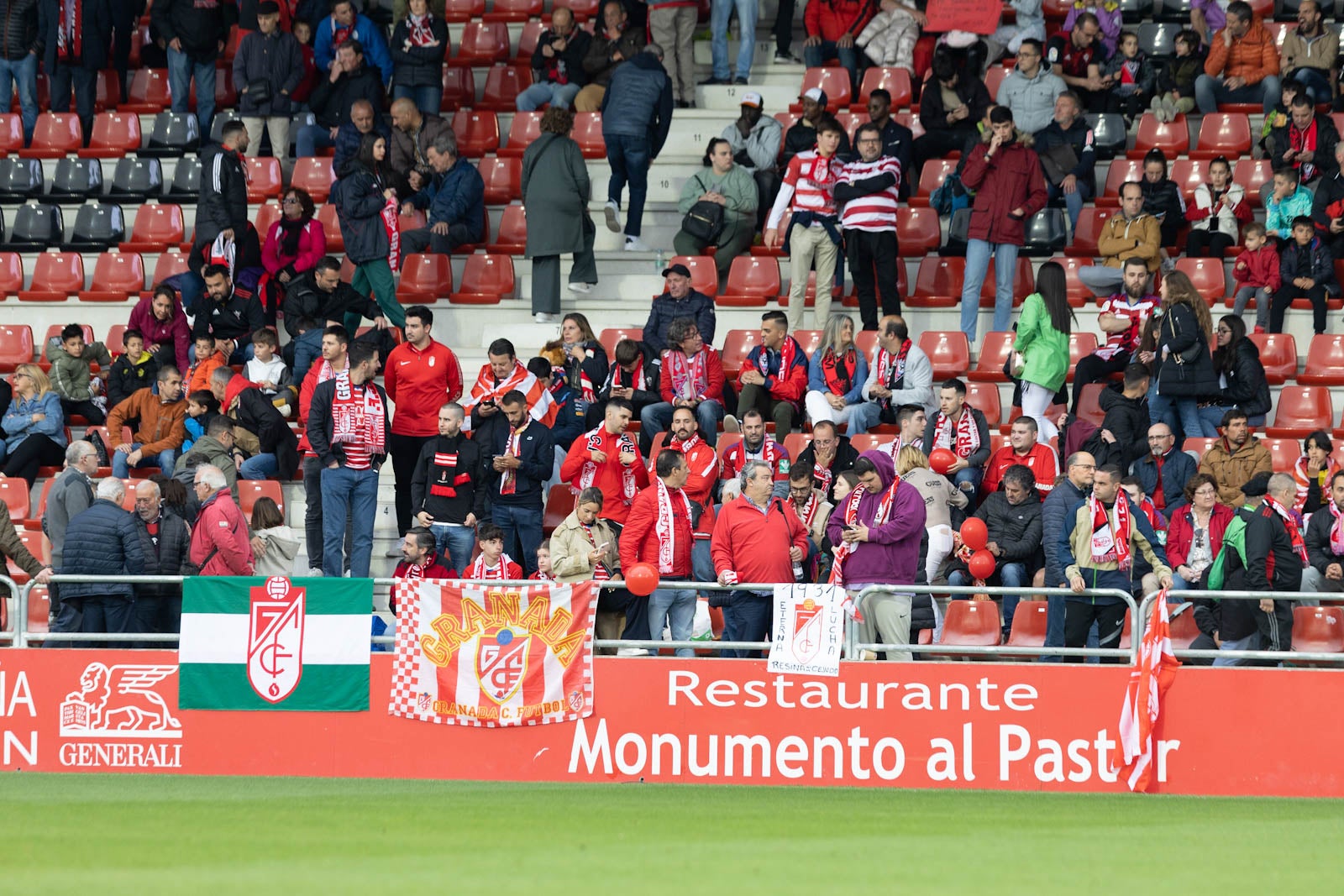 Encuéntrate en la grada de Anduva en la marea rojiblanca