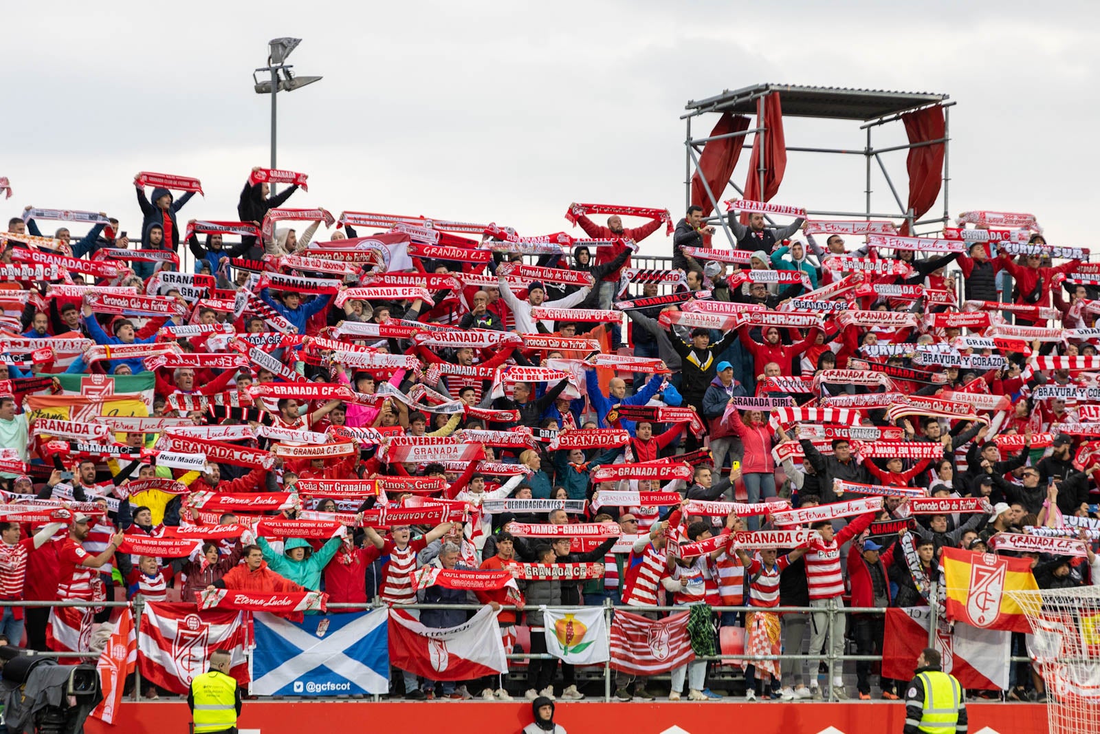 Encuéntrate en la grada de Anduva en la marea rojiblanca