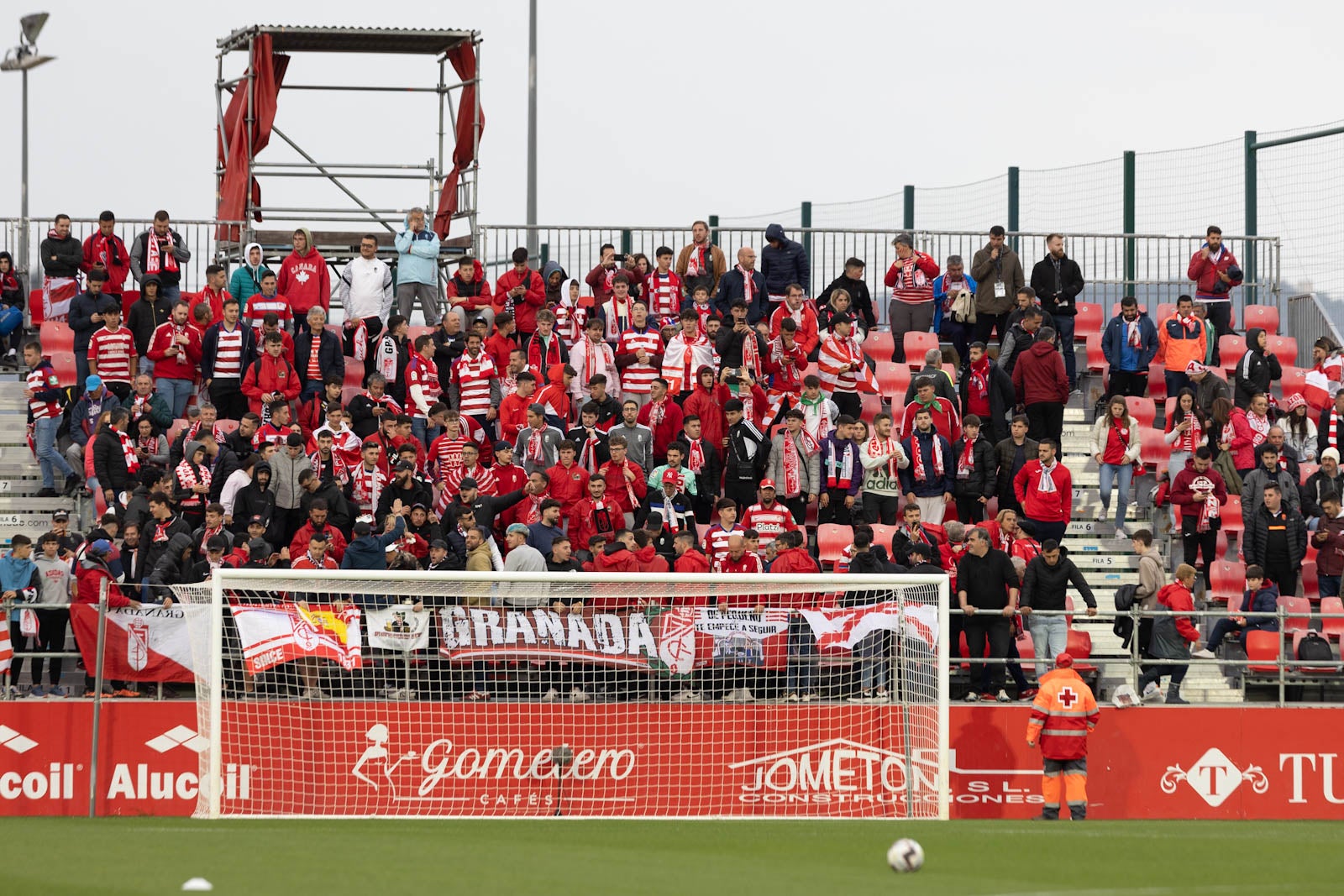 Encuéntrate en la grada de Anduva en la marea rojiblanca