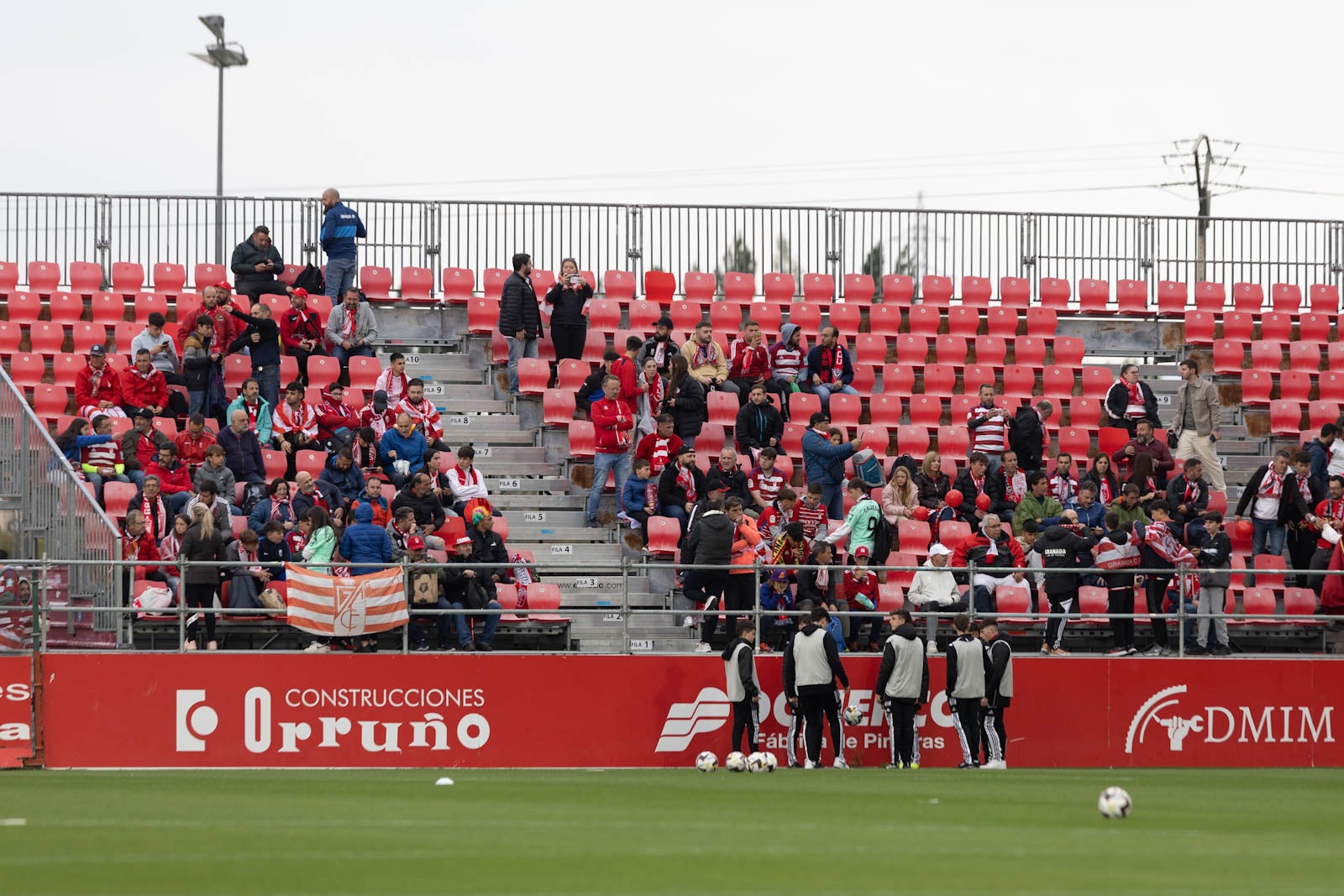Encuéntrate en la grada de Anduva en la marea rojiblanca
