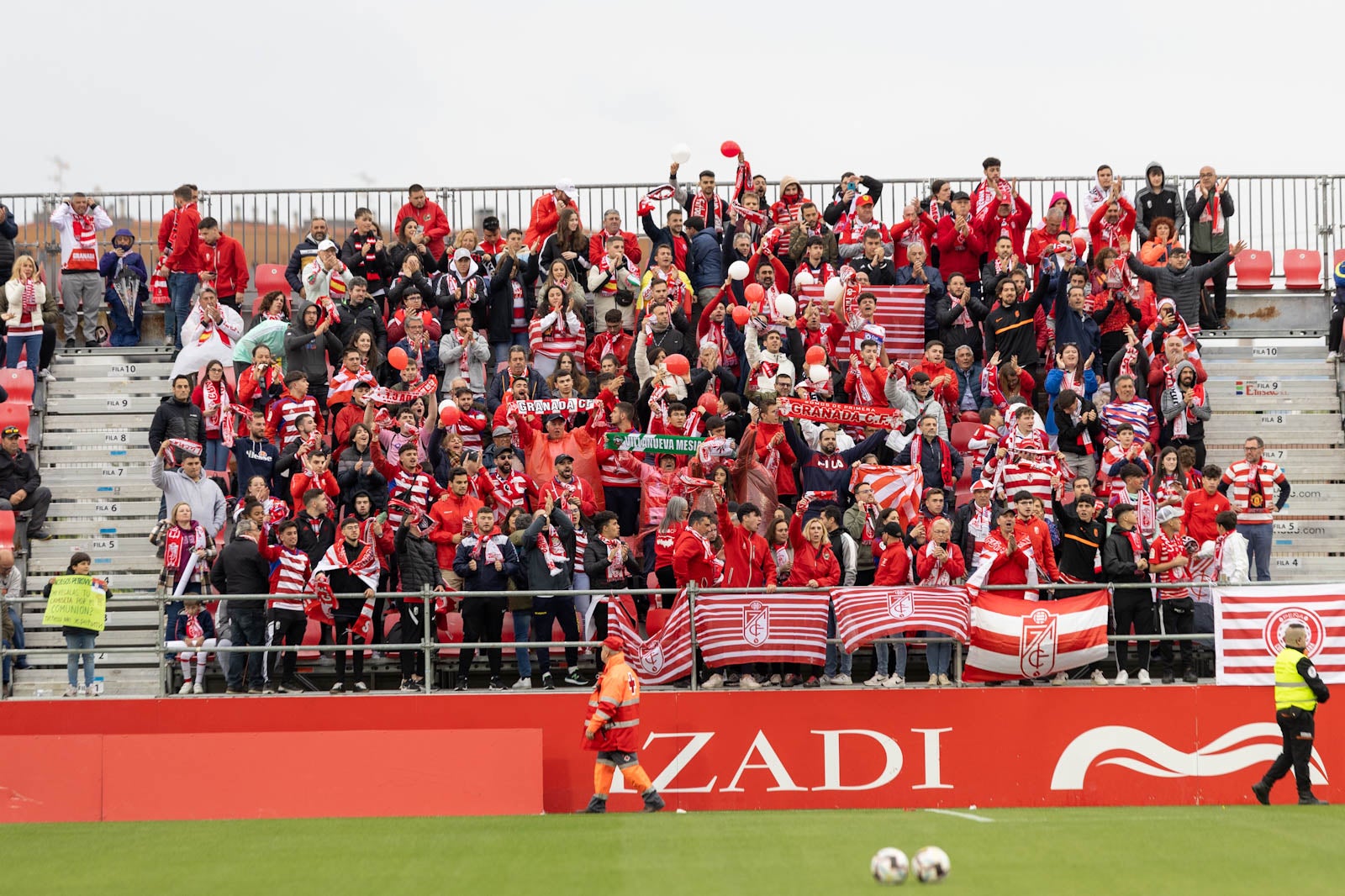 Encuéntrate en la grada de Anduva en la marea rojiblanca