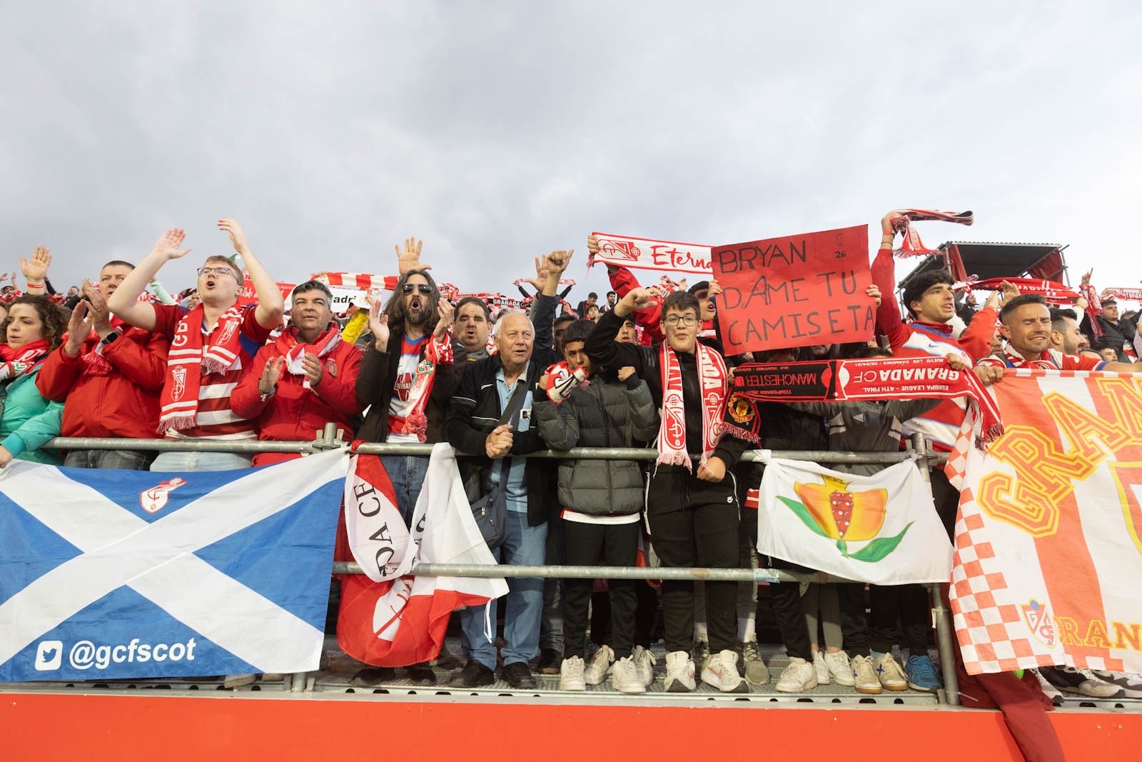 Encuéntrate en la grada de Anduva en la marea rojiblanca