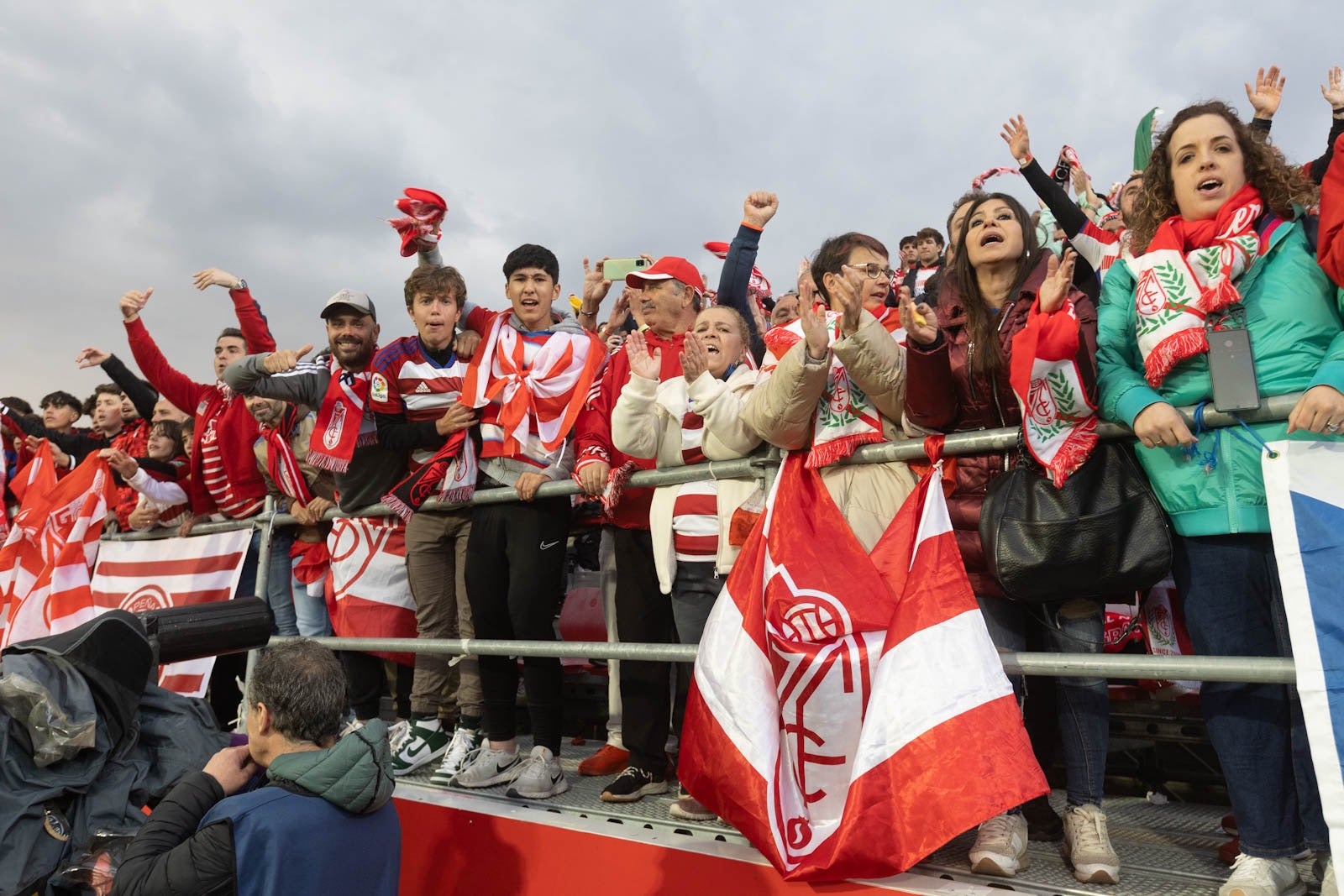 Encuéntrate en la grada de Anduva en la marea rojiblanca