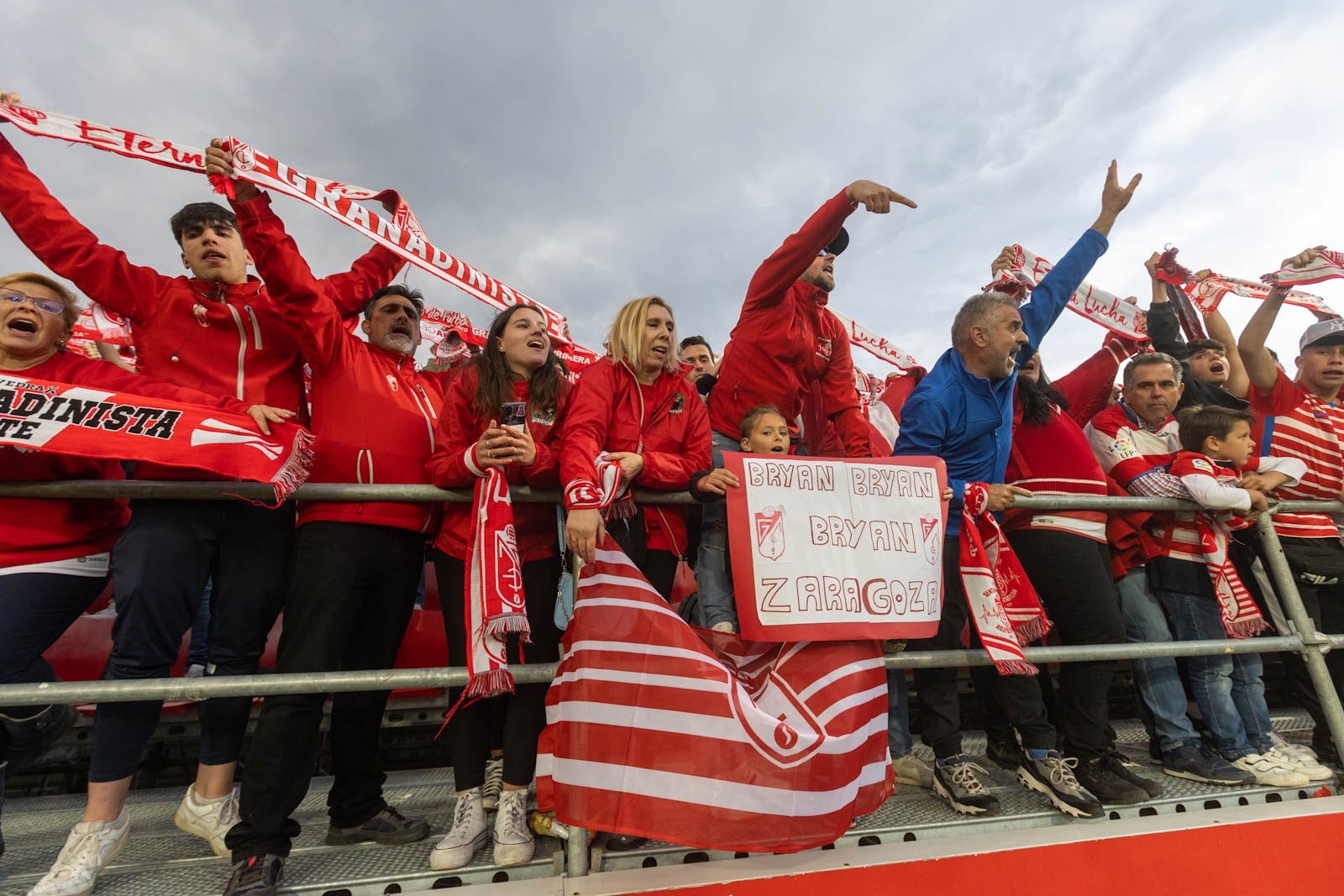 Encuéntrate en la grada de Anduva en la marea rojiblanca