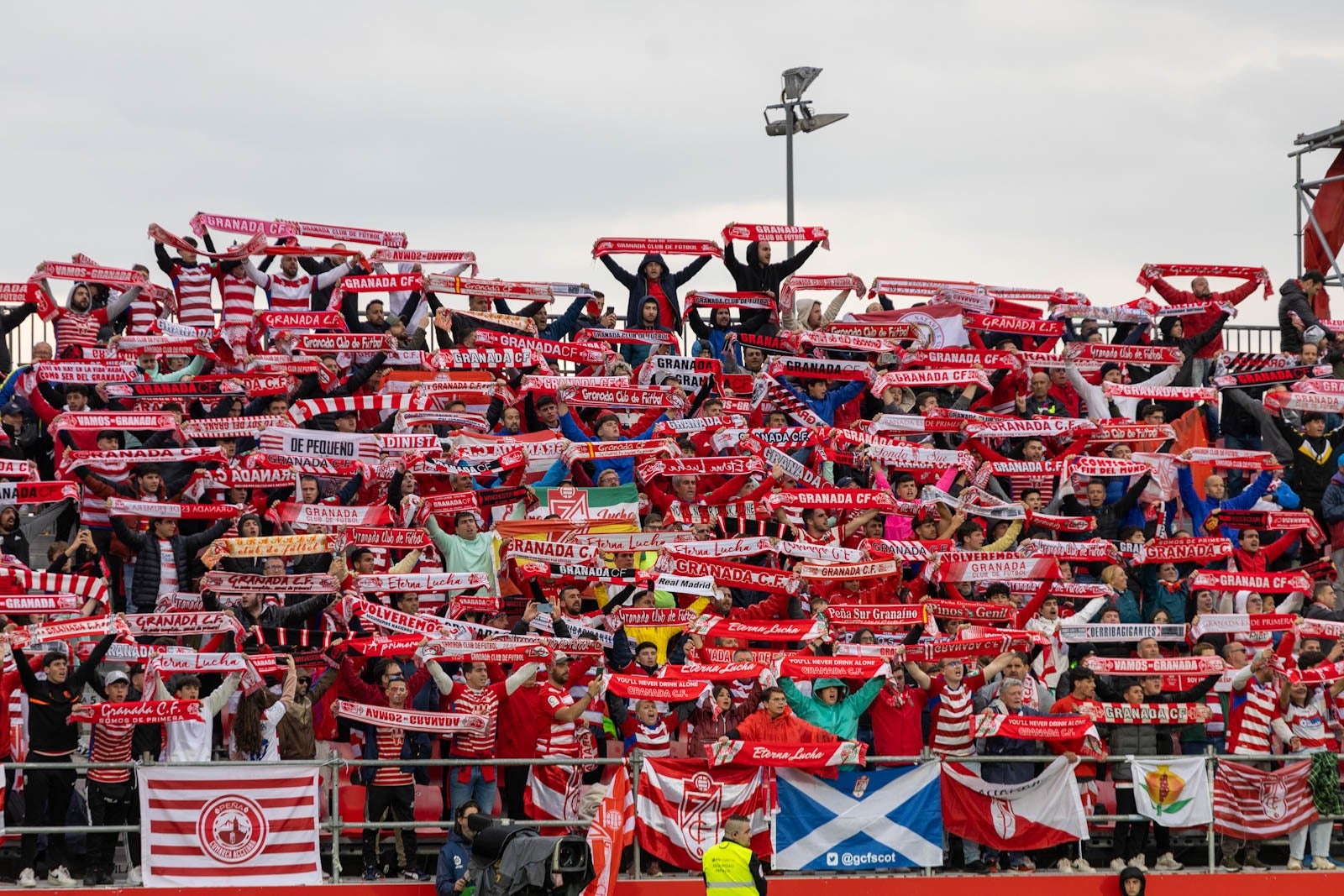 Encuéntrate en la grada de Anduva en la marea rojiblanca