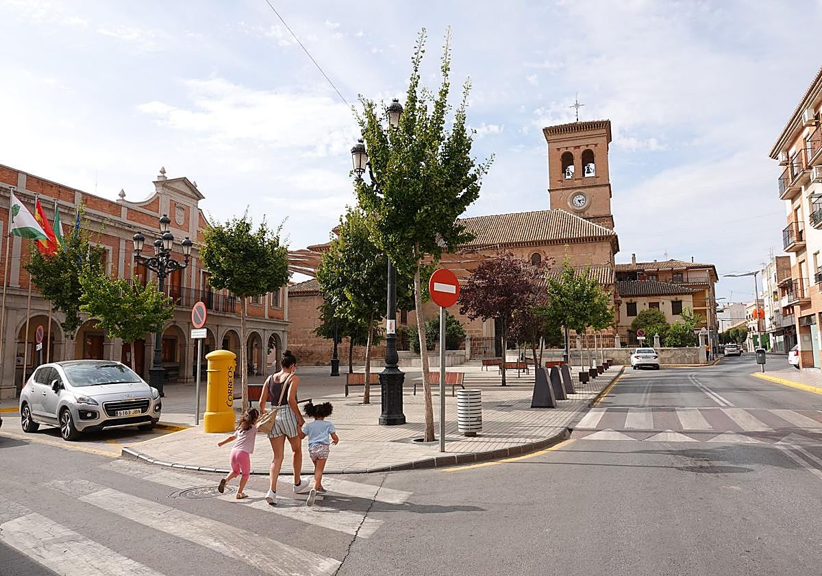 Ayuntamiento de Albolote e Iglesia de la Encarnación.