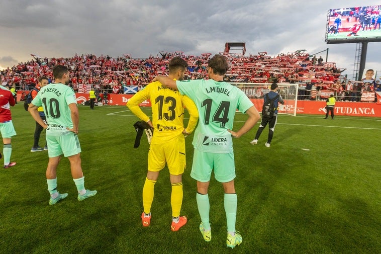 Los jugadores, ante la afición al acabar el partido.