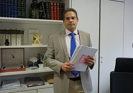 Rafael Leonés, el juez de lo Mercantil 1 de Granada, en su despacho de la Caleta.