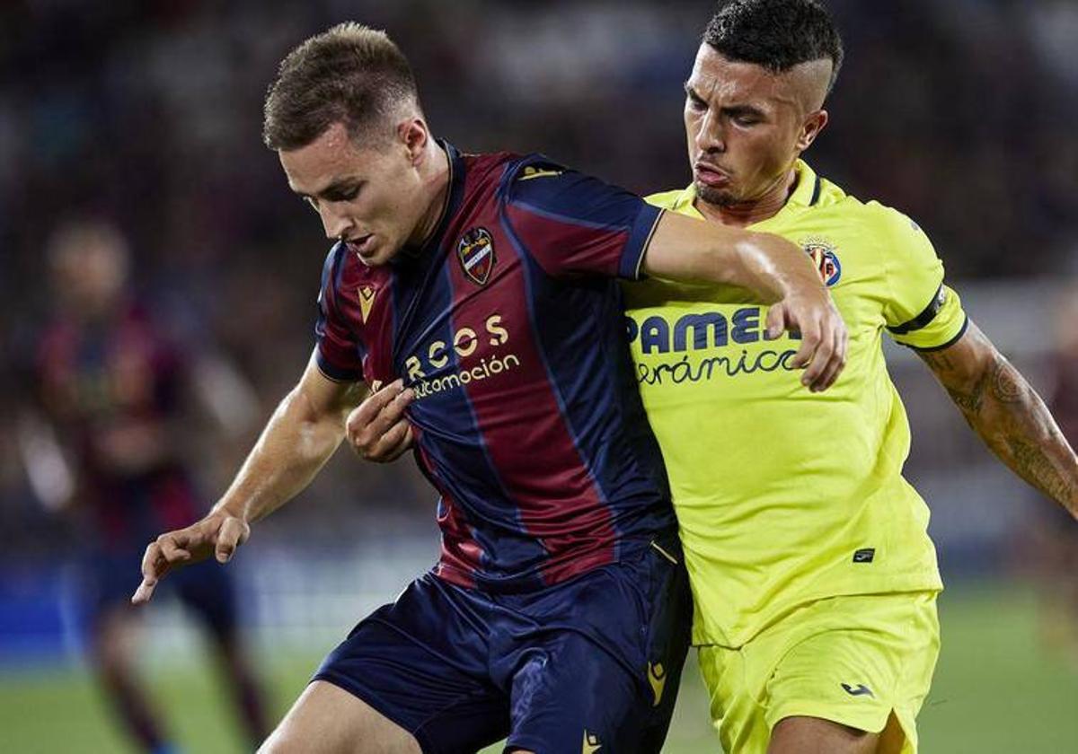 Un penalti del Villarreal al Levante en el minuto 89 privó al Granada del ascenso a Primera.