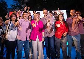 Marifrán Carazo junto a varios jóvenes.