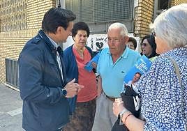 Agustín González charla con vecinos del barrio, este sábado.