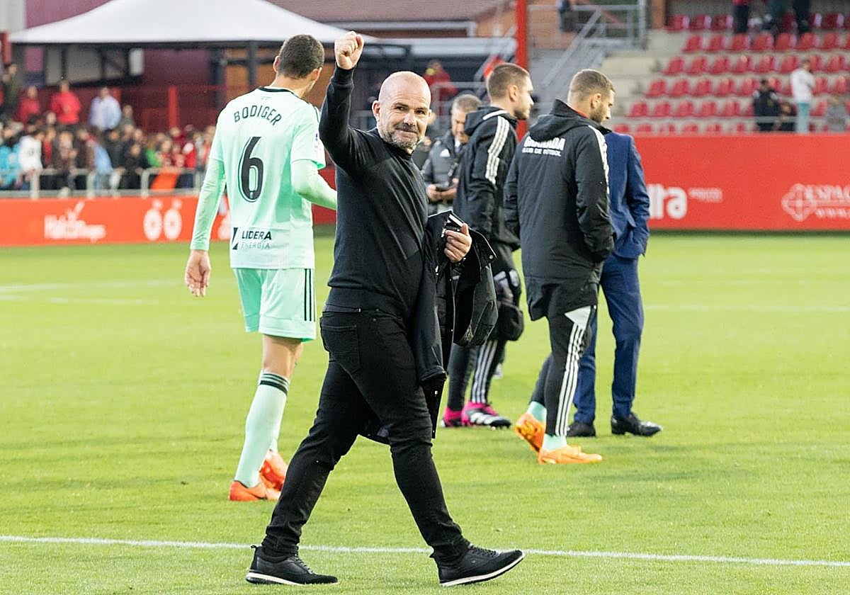 Paco López celebra con la afición la victoria del Granada en Anduva.
