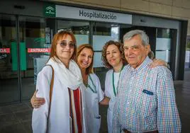Mari Ángeles (izquierda) y José María, pacientes que han pasado por la UCI, junto a María (segunda por la izquierda) y Rosario.