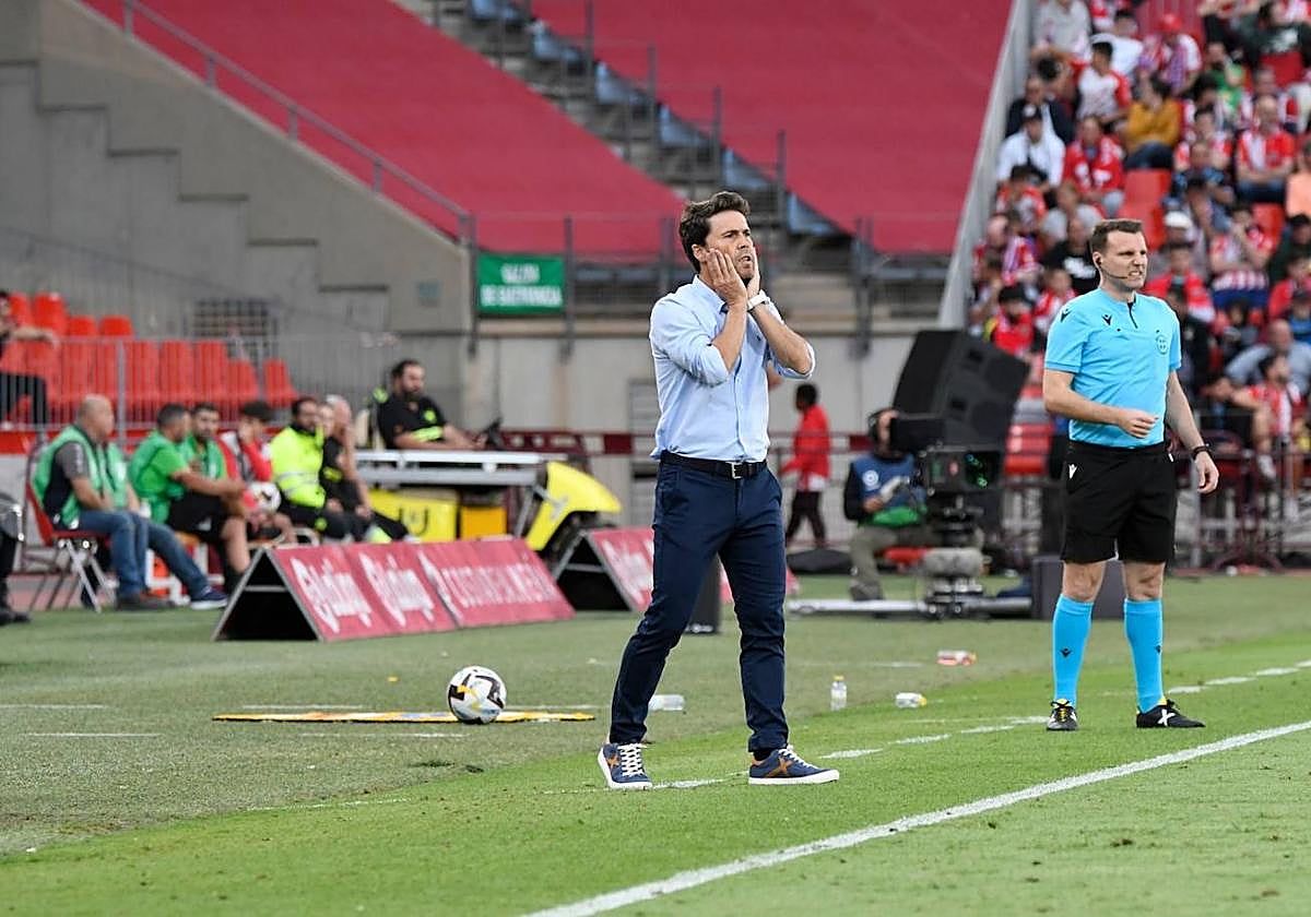 Rubi se pone las manos en la cara tras una jugada de ataque del Almería no aprovechada en el primer tiempo.