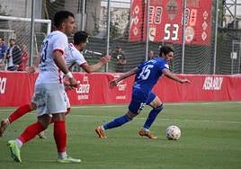 Duarte sacando el balón ante la presión de los jugadores del Sanse.