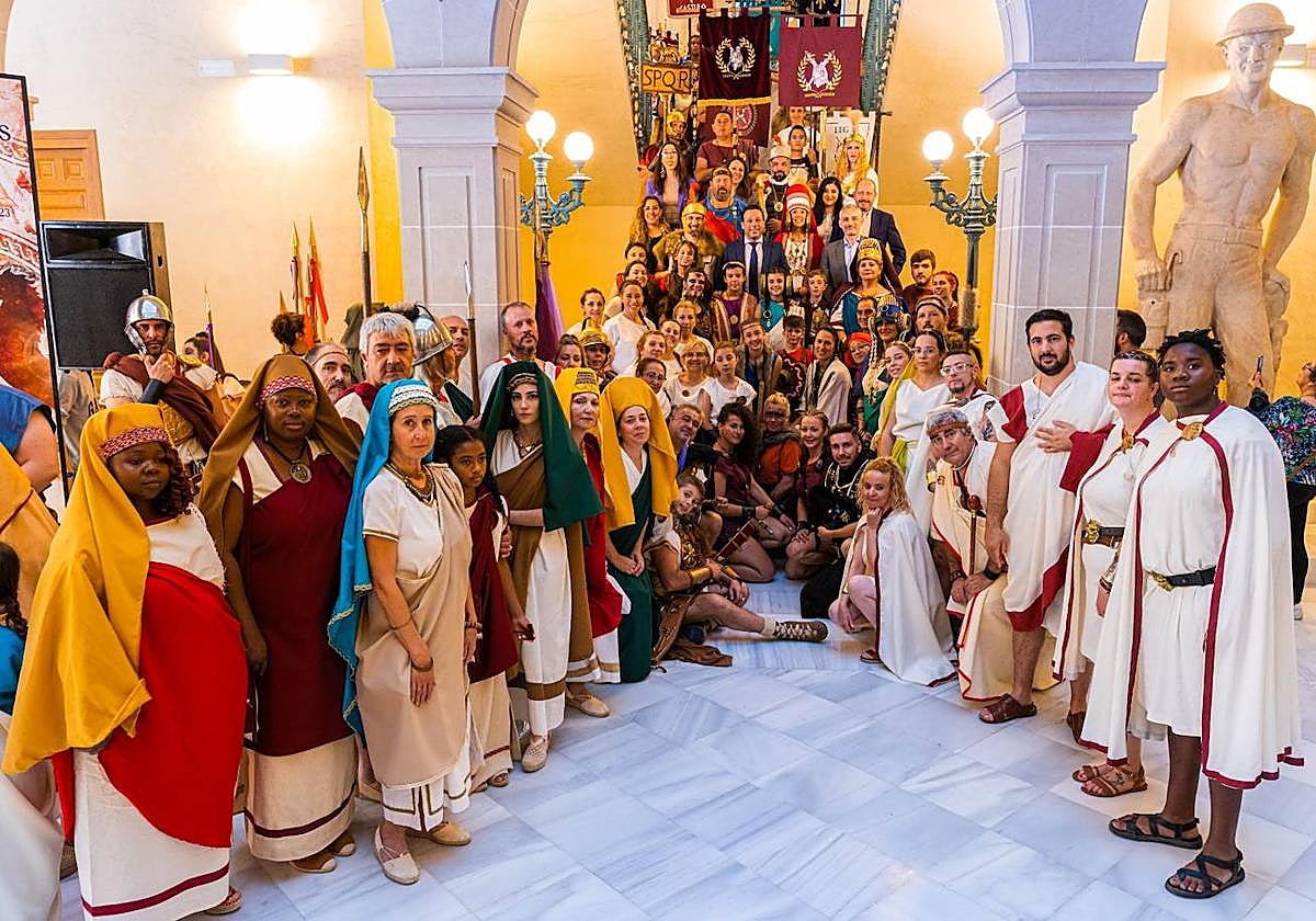 Inauguración de las X Fiestas Íbero Romanas de Cástulo, celebrada en el interior del palacio municipal.