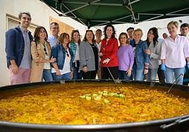 Vázquez y su equipo, junto a Carmen Crespo, posan con una paella gigante.