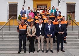 Antonio Sanz con representantes políticos provinciales y de Bailén así como efectivos de Protección Civil.