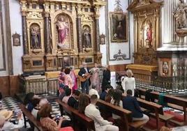 Miembros de Mocedades cantando en la parroquia de Granada.