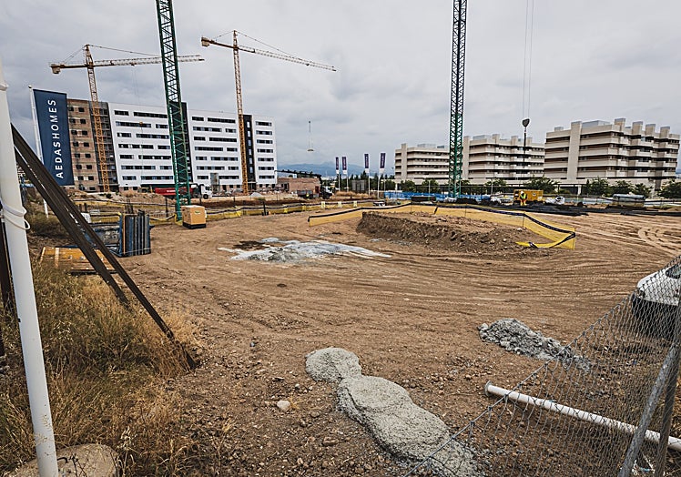 A la izquierda, el edificio Aslan. En el centro, las obras de la nueva promoción de Aedas. Al fondo a la derecha, la urbanización ya ocupada.