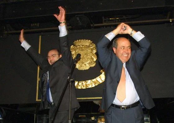 Sebastián Pérez y Torres Hurtado exteriorizan su alegría en la noche electoral.