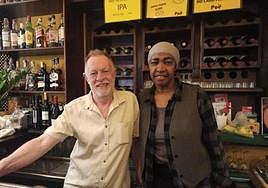 Matthew y Ana, propietarios del Bar Poë de Granada.