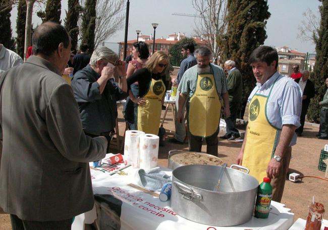 Valenzuela prepara arroz caldoso en el Cerrillo de Maracena.