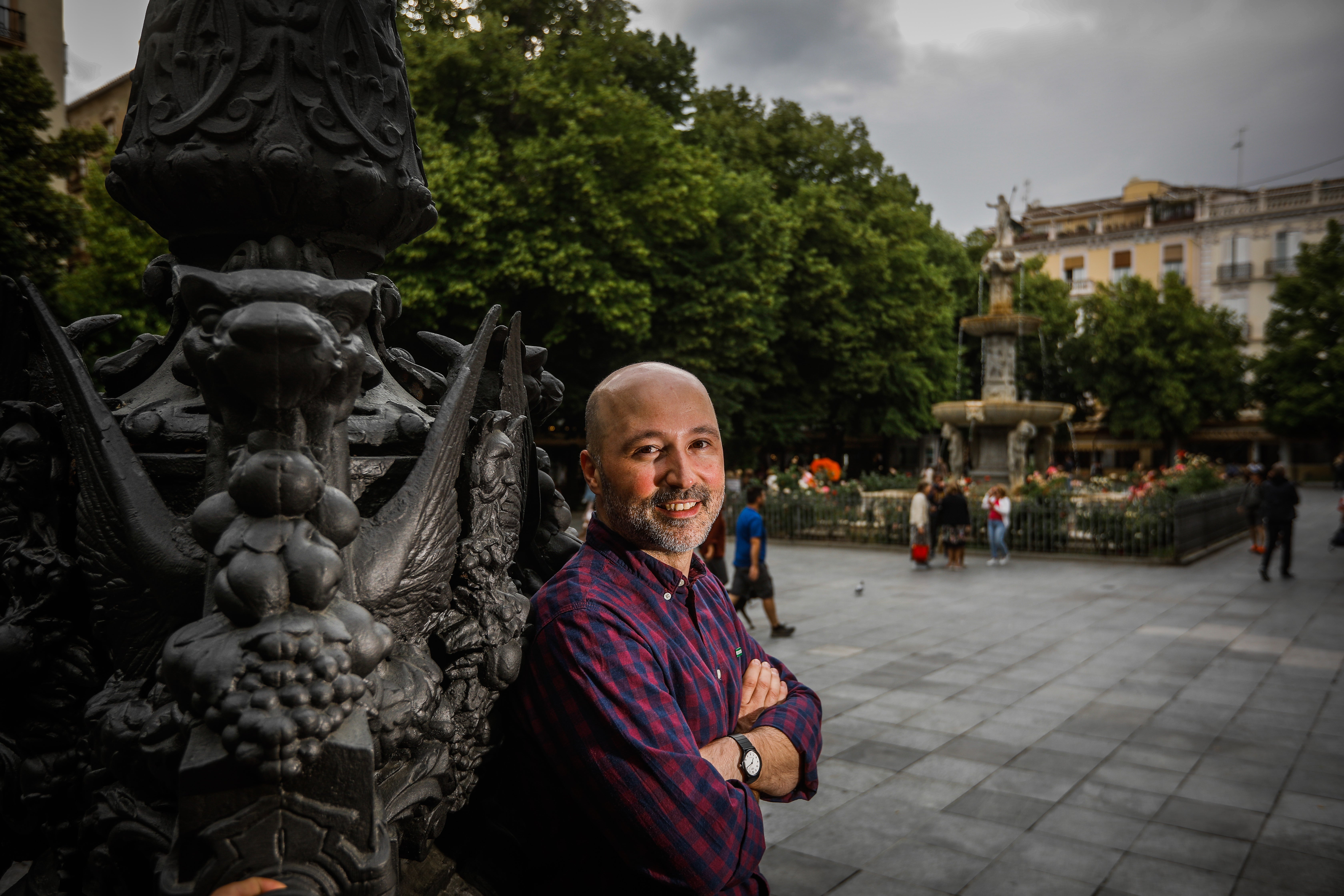 El candidato Juan Carlos Ríos posa para IDEAL en la plaza Bib Rambla.