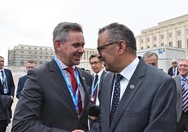 El ministro de Sanidad, José Miñones (i), junto al director general de la OMS, Tedros Adhanom Ghebreyesus (d), a su llegada a la sesión inaugural de la 76ª Asamblea Mundial de la Salud.
