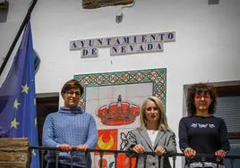 Yolanda, Rosario y Lola, las tres candidatas a la Alcaldía de Nevada, en el balcón del Ayuntamento de la localidad alpujarreña.