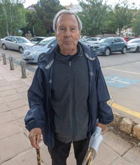 Imagen secundaria 2 - Beatriz nada en la piscina. Edmundo es un gran usuario de las instalaciones de Bola de Oro. Ildefonso está encantado con los árboles pero pide más fuentes. 