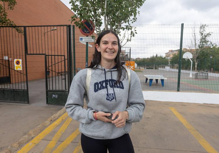 Imagen principal - Beatriz nada en la piscina. Edmundo es un gran usuario de las instalaciones de Bola de Oro. Ildefonso está encantado con los árboles pero pide más fuentes. 