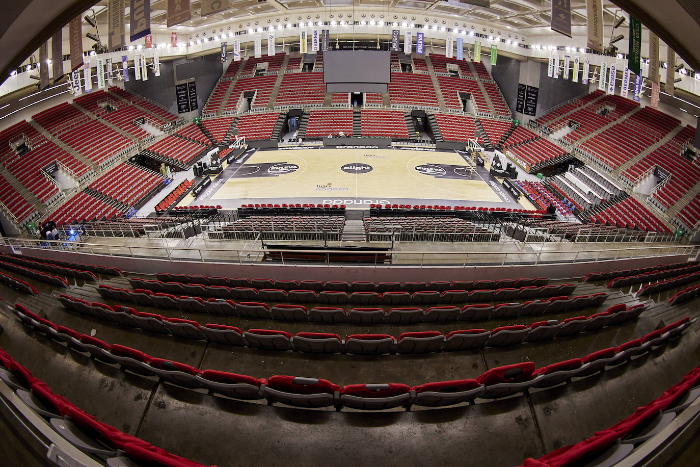 La marea roja impregna el Palacio de ACB