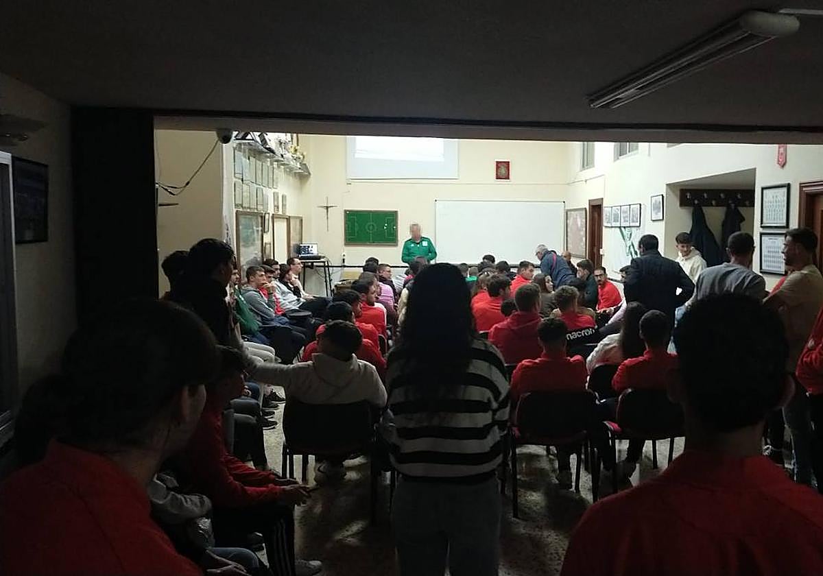 Reunión entre árbitros en la que se tomó la decisión, en el colegio Cristo de la Yedra.