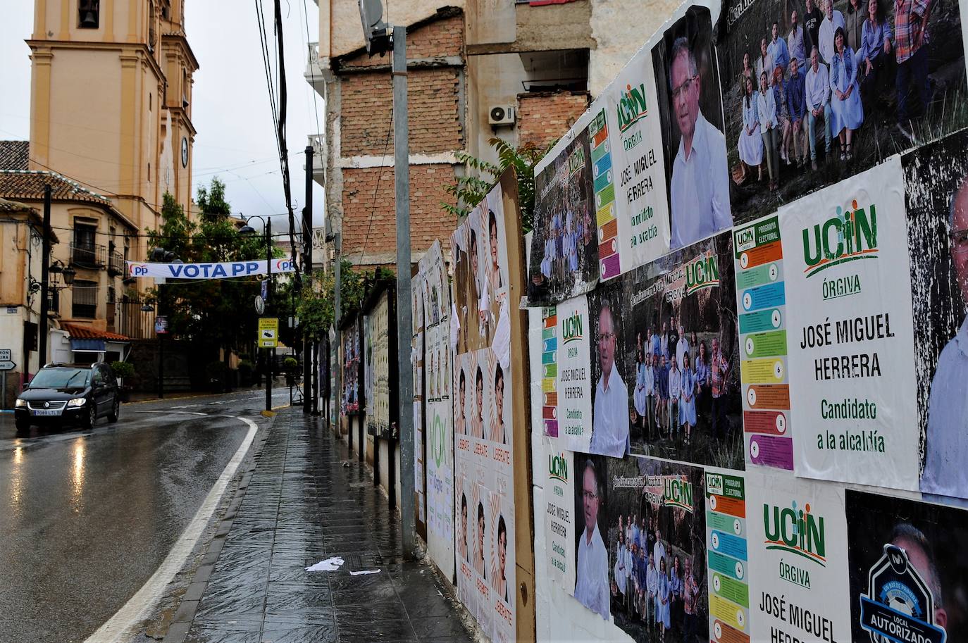 Carteles electorales en una calle de Órgiva.