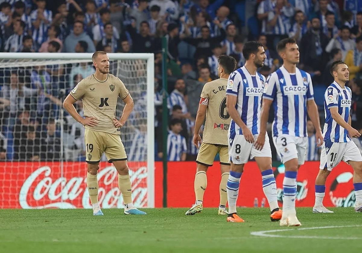 Los jugadores de la UD Almería lamentan el gol de Kubo.