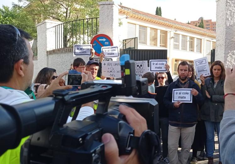 Imagen principal - Lectura del manifiesto y varios momentos de la protesta en el colegio Hurtado del Realejo.